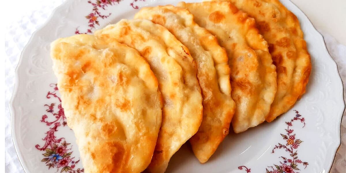 Рецепт идеальных чебуреков: как сделать их сочными и хрусткими