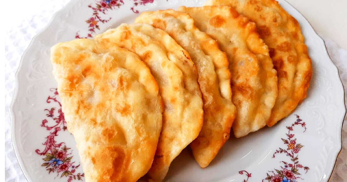 Рецепт идеальных чебуреков: как сделать их сочными и хрусткими