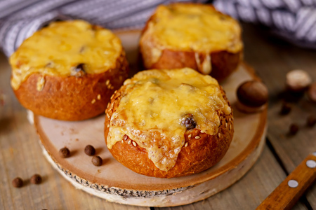 Жюльен в булочках: простой рецепт с курицей и грибами для женского портала