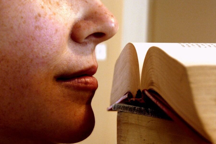 Почему мы любим запах книг: психология привлекательности