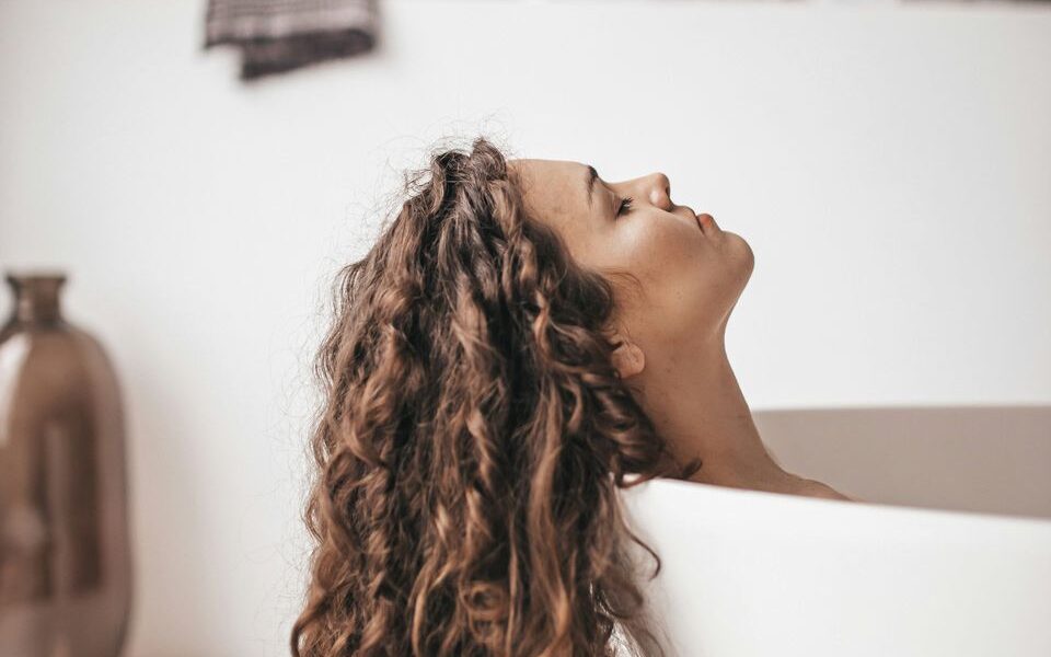 Как сделать волосы менее жирными: советы экспертов по уходу