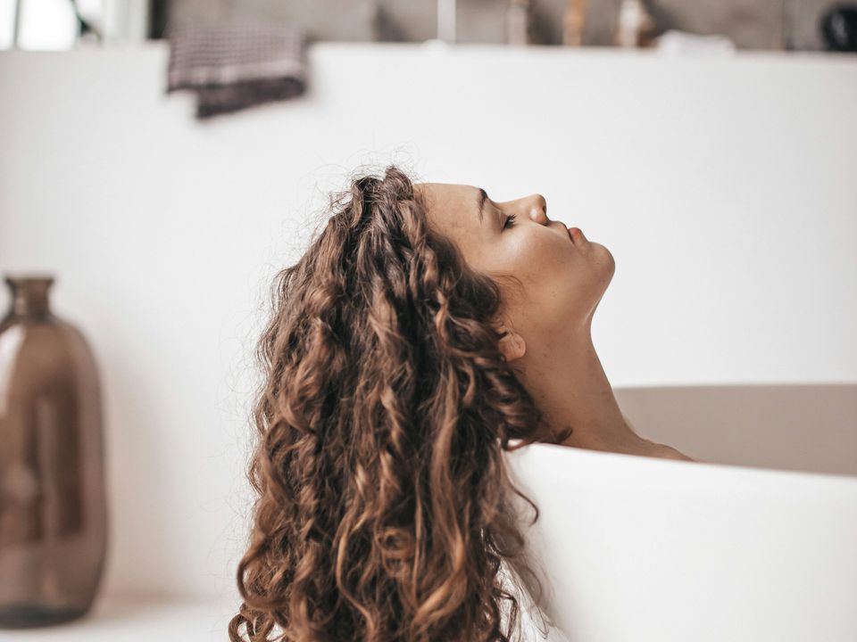 Как сделать волосы менее жирными: советы экспертов по уходу