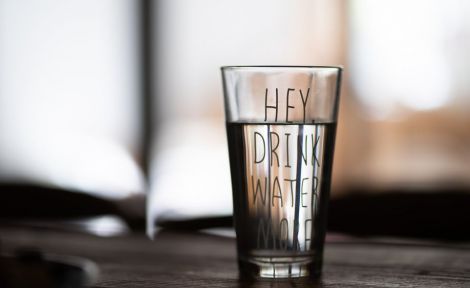 Сколько воды нужно пить в день: расчет нормы для женщин