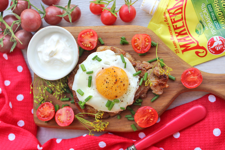 Сочный стейк в майонезном маринаде с яйцом: простой рецепт для ужина