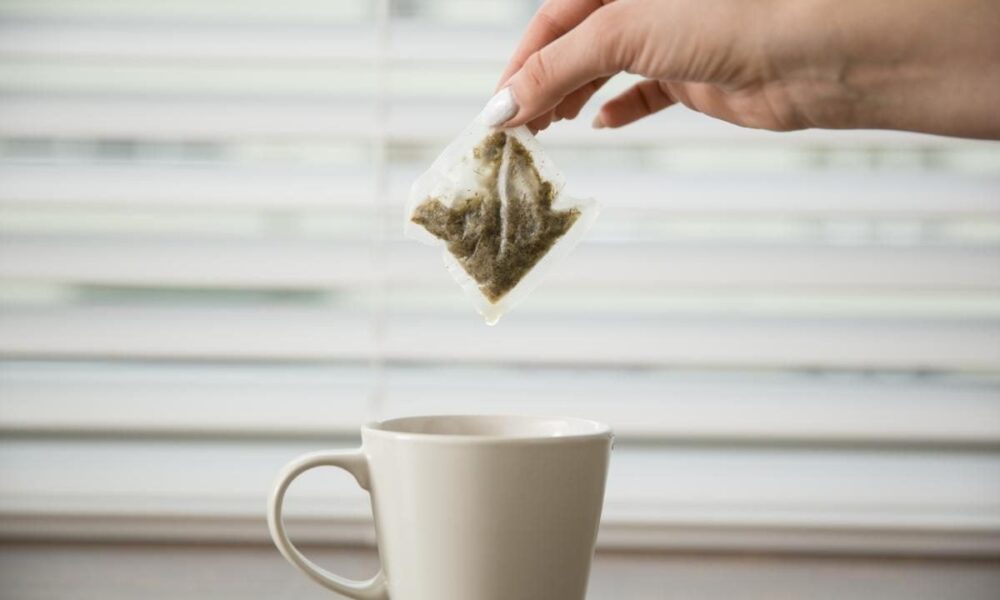 Секреты идеального чая: почему не стоит выжимать чайный пакетик