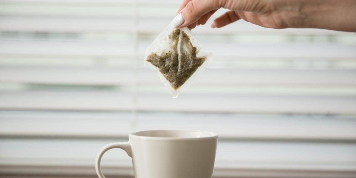 Секреты идеального чая: почему не стоит выжимать чайный пакетик