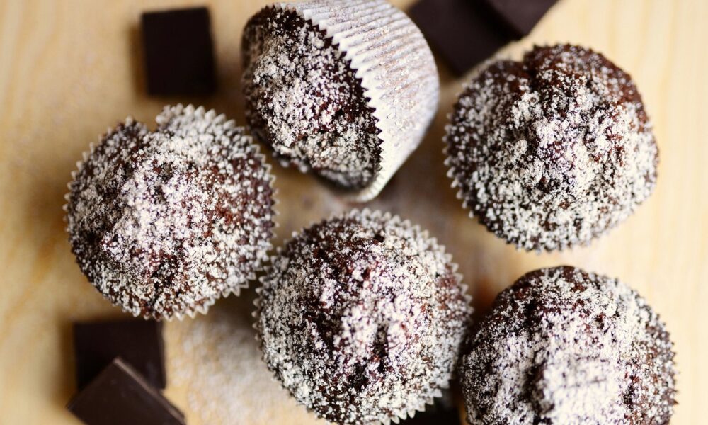 Image for: Нежные лимонные маффины с белым шоколадом: простой рецепт для женщин. Tags: кексы, шоколадные маффины, еда, т...