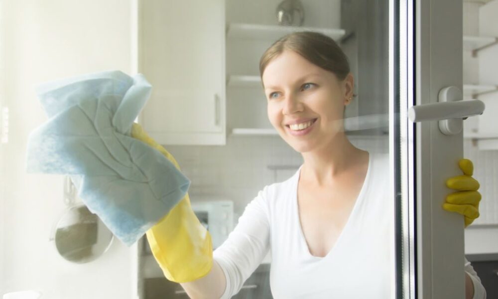 Секрет чистых окон надолго: копеечное средство для идеального мытья