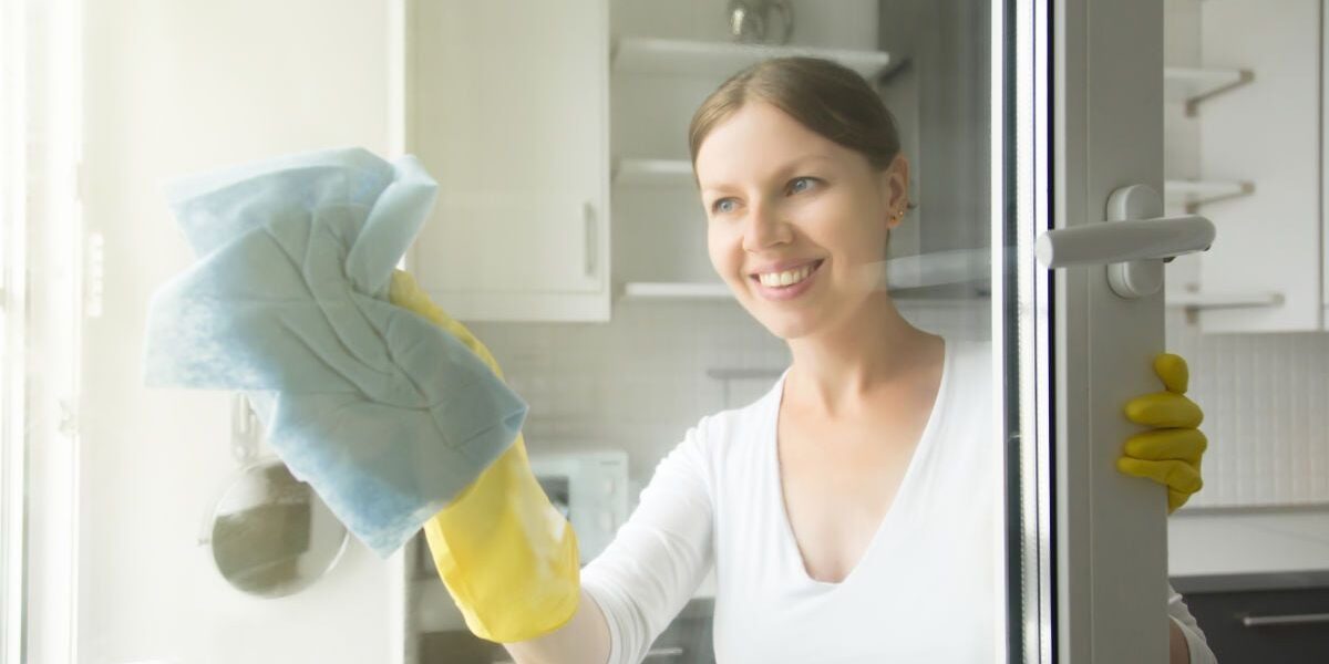 Секрет чистых окон надолго: копеечное средство для идеального мытья