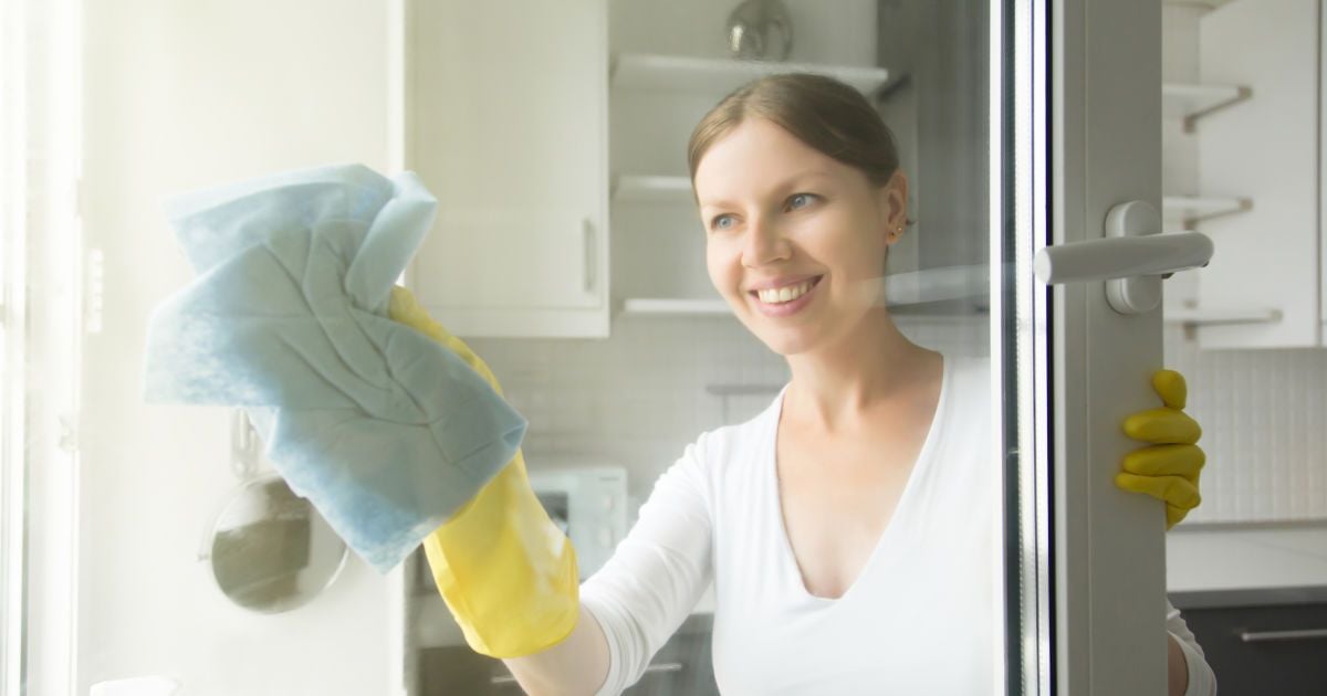 Секрет чистых окон надолго: копеечное средство для идеального мытья