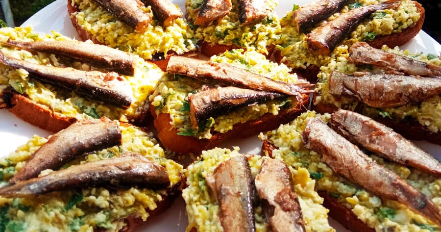 Бутерброды со шпротами: простой и вкусный рецепт намазки за 5 минут