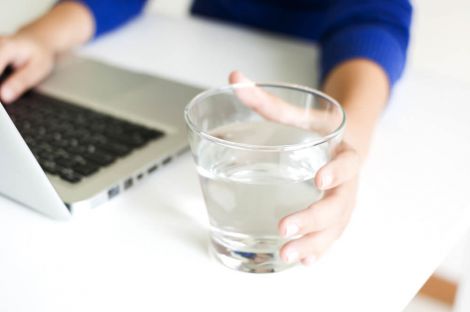 Вода для здоровья женщины: как правильно пить