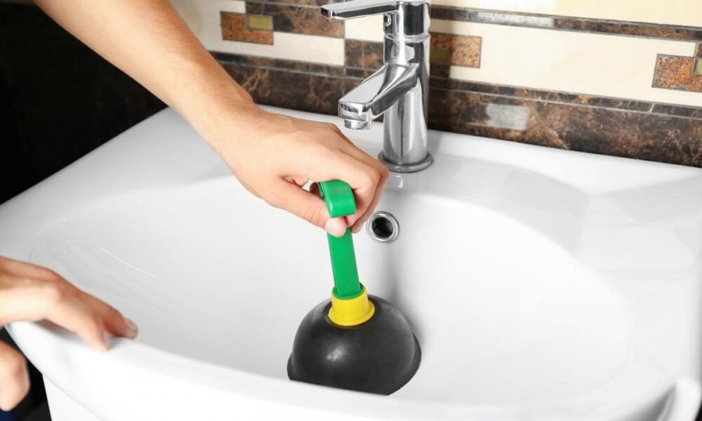 Как прочистить засор в трубах самостоятельно: советы для хозяйки