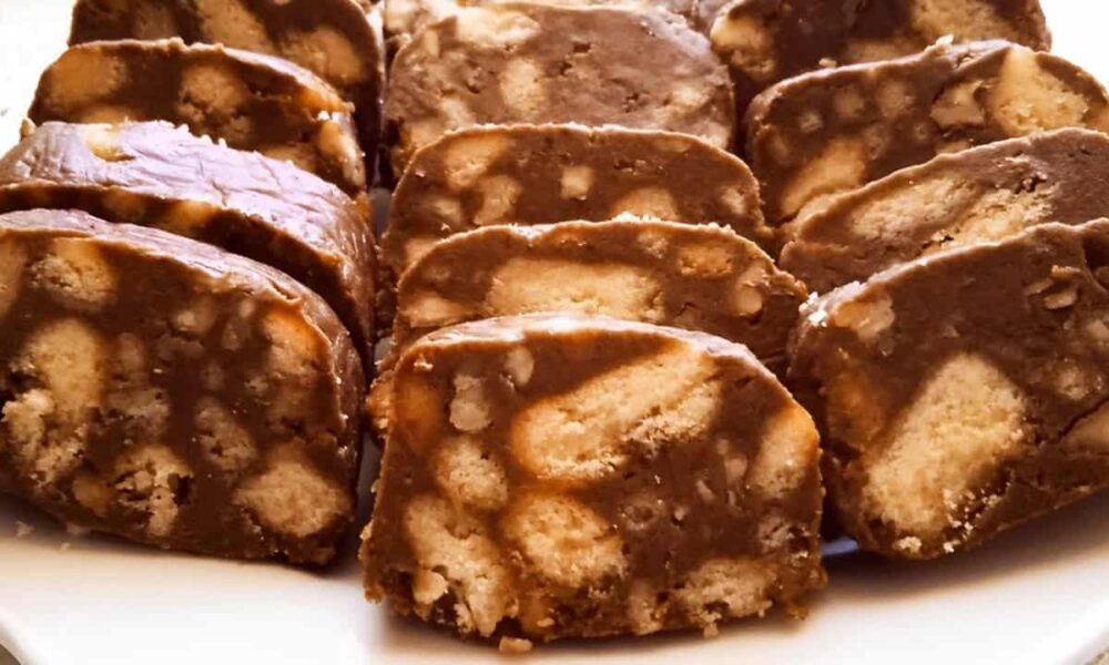 Шоколадная колбаска как в детстве: простой рецепт любимого десерта