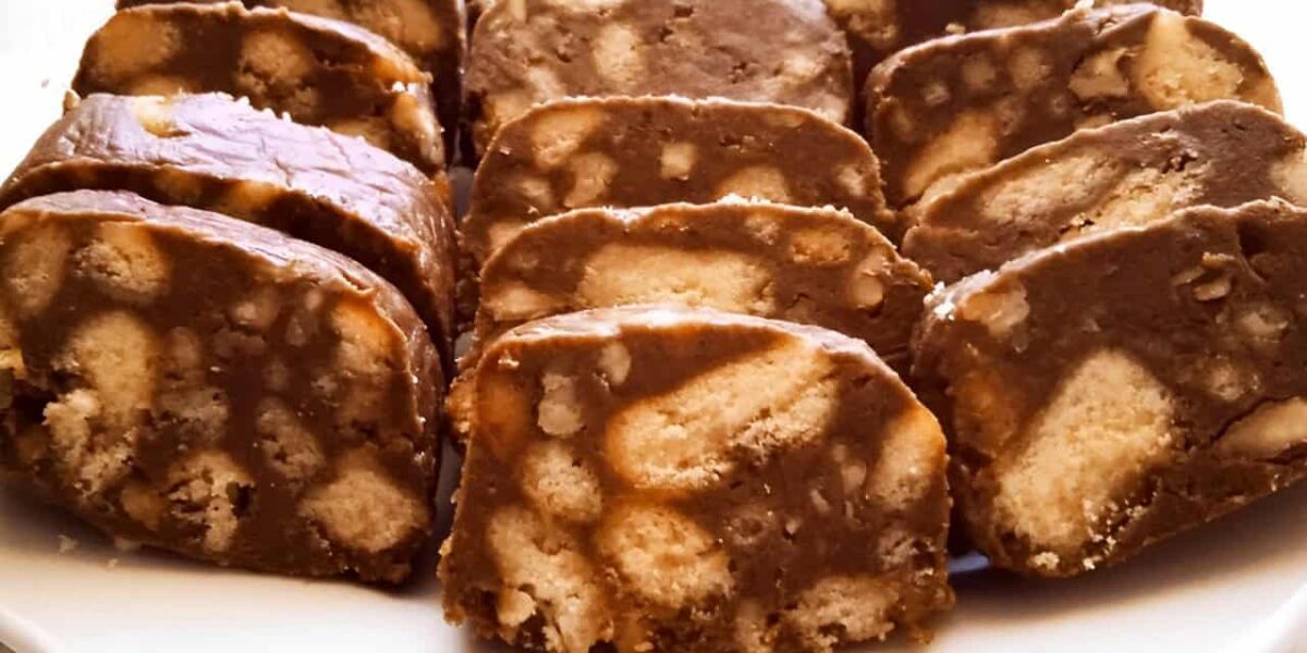 Шоколадная колбаска как в детстве: простой рецепт любимого десерта