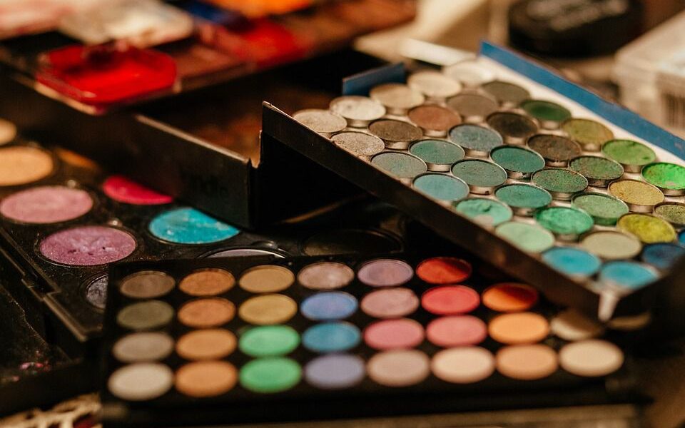 Антитренды в макияже: оттенки теней, которые старят