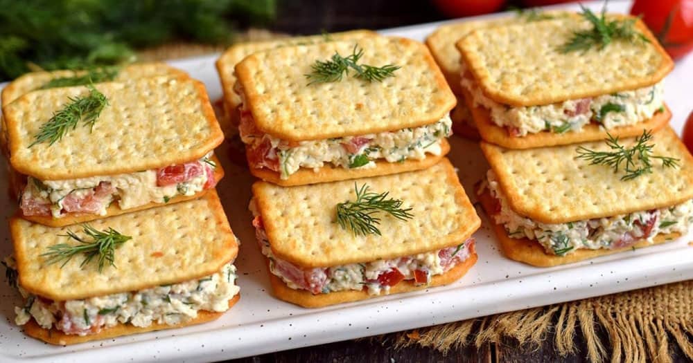 Простая и вкусная закуска на Новый Год: крекеры с плавленым сыром