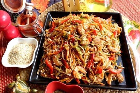 Вкусная лапша с креветками и овощами: простой рецепт для женщин