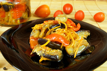 Вкусные заготовки на зиму: салат из баклажанов с овощами и грибами