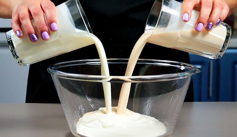 Ленивый завтрак: кефир, ряженка и сметана в одном стакане – простой рецепт