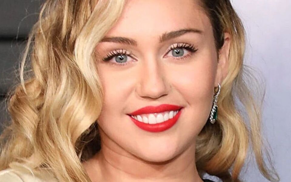 3 признака, выдающие возраст: как выглядеть моложе