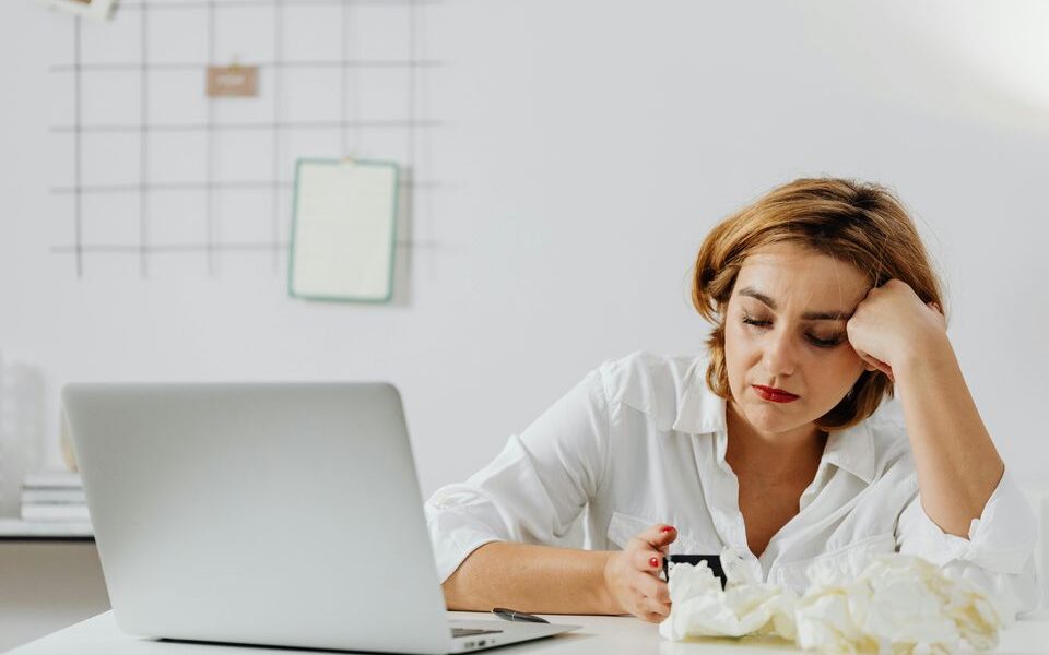 5 привычек, указывающих на низкую самооценку и отнимающих вашу внутреннюю силу