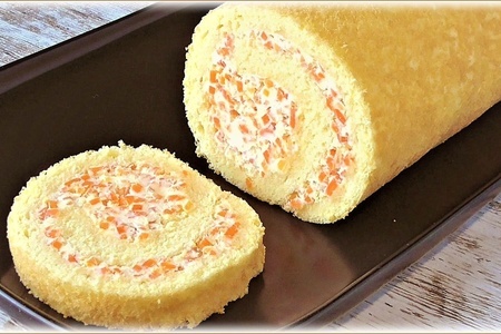 Рецепт закусочного бисквитного рулета: пикантная начинка с морковью по-корейски