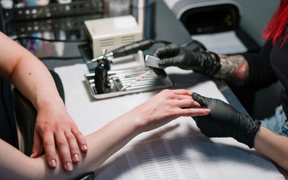 Вред гель-лака: почему дерматологи не рекомендуют постоянное покрытие ногтей