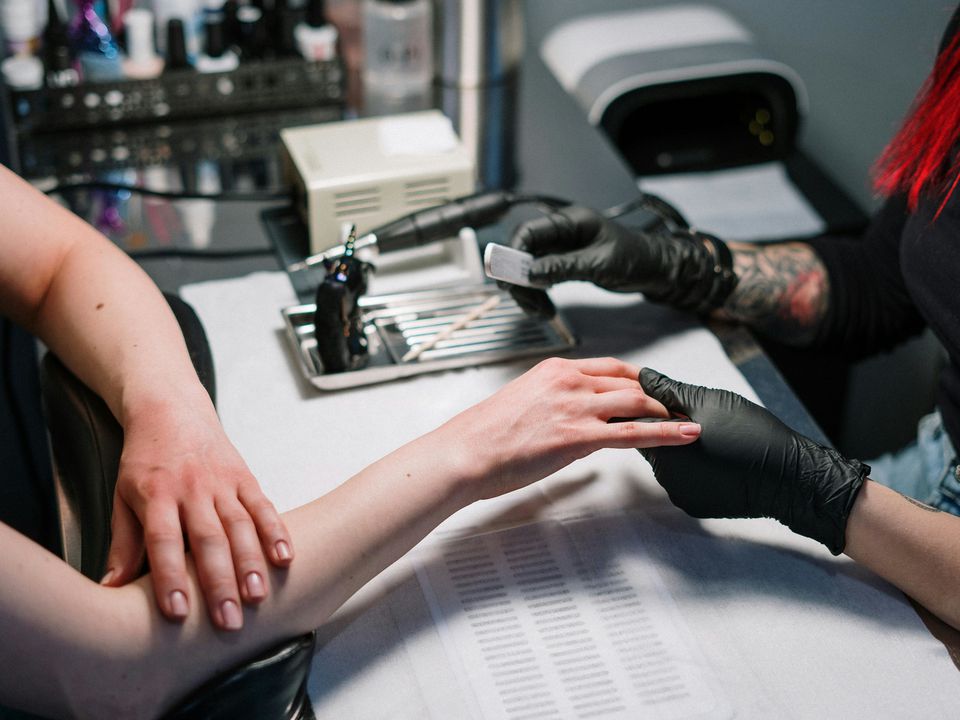 Вред гель-лака: почему дерматологи не рекомендуют постоянное покрытие ногтей