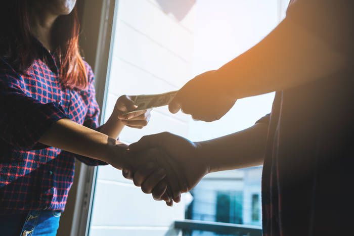 Как давать деньги в долг и сохранить отношения: советы психолога