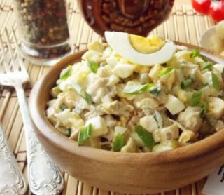 Салат с курицей: лучшие рецепты с кукурузой, грибами и помидорами для женщин