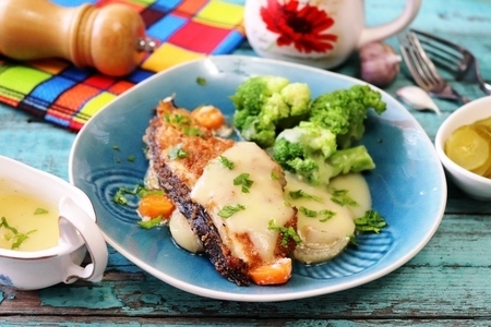 Рыба, запеченная в духовке с картофельным соусом: простой рецепт для вкусного обеда