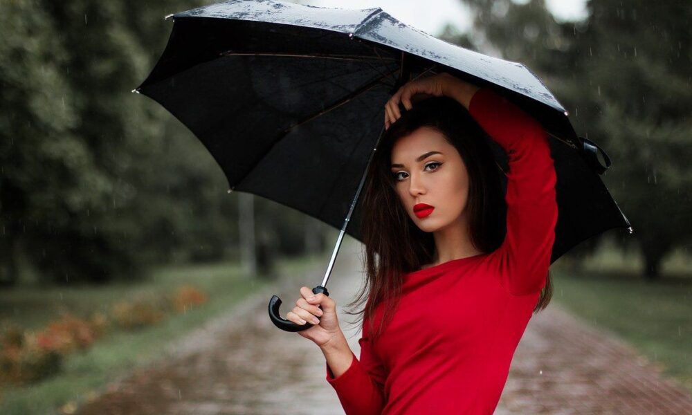 Прически и непогода: как сохранить укладку в дождь и ветер
