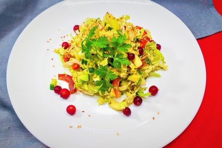 Быстрый и легкий салат: рецепт для женщин за 5 минут