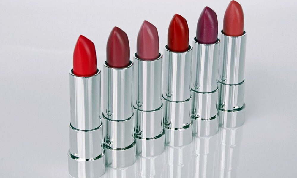 Универсальные оттенки помады: 3 цвета, которые подойдут каждой женщине