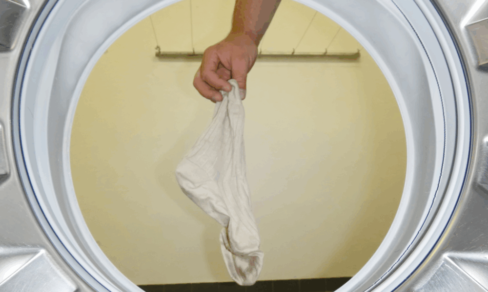 Секрет чистой стирки: зачем класть носок в стиральную машину