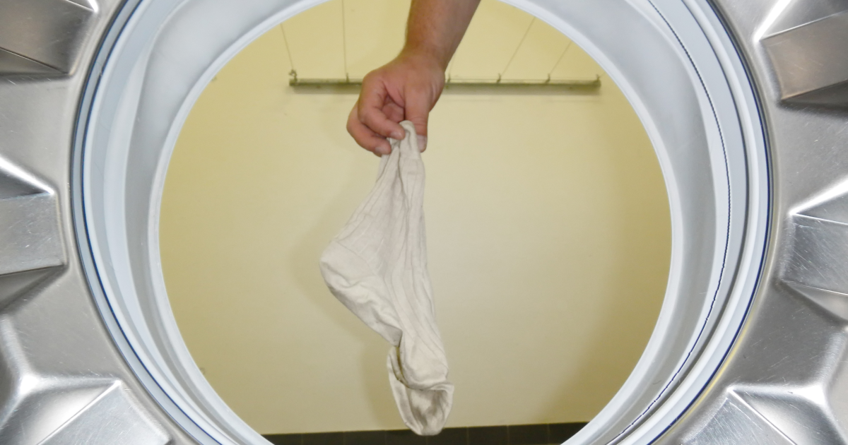 Секрет чистой стирки: зачем класть носок в стиральную машину