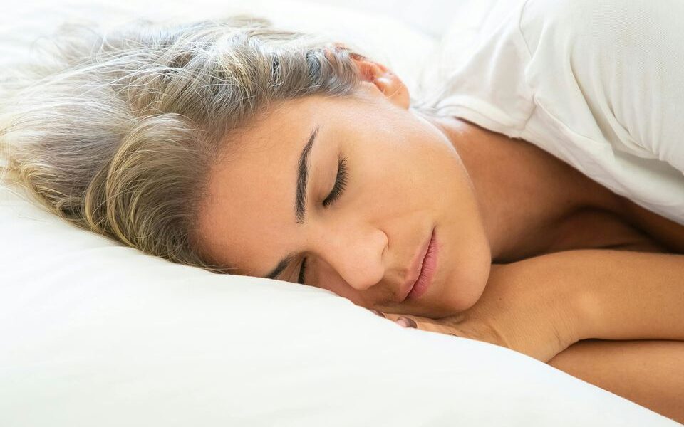 Морщины от сна: как поза влияет на красоту лица