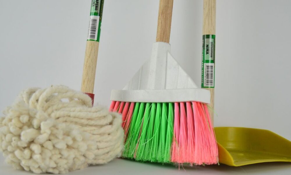 Как идеально вымыть пол без разводов: секреты чистоты надолго