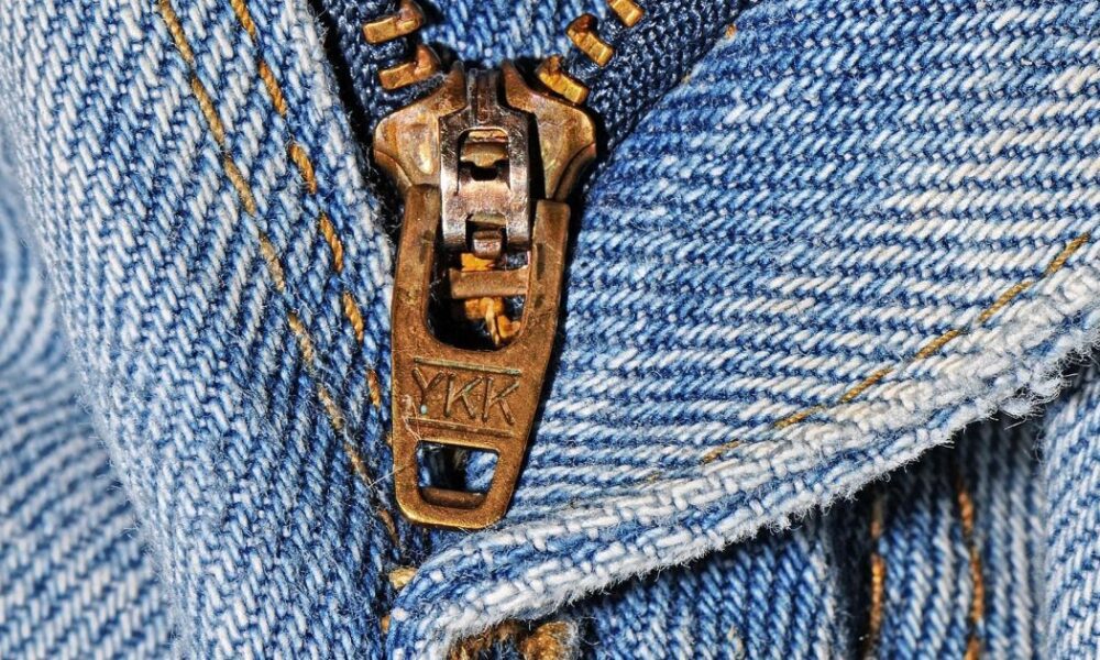 Что означает маркировка YKK на молнии и почему она так распространена?