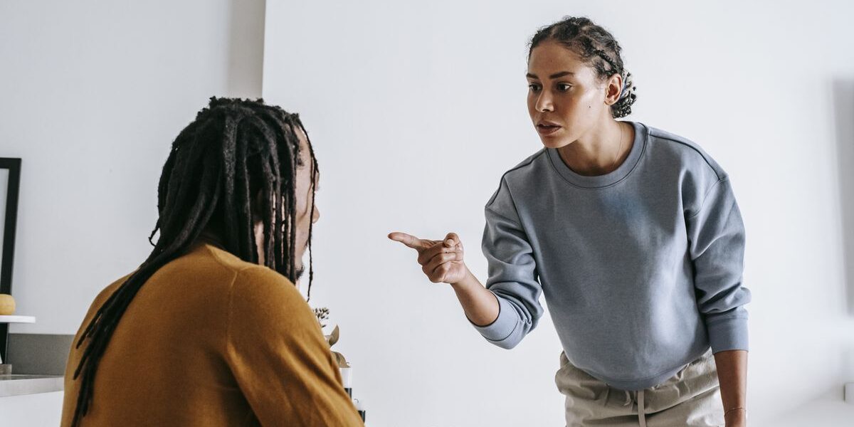 Почему женщины критикуют мужей: причины и способы улучшения отношений