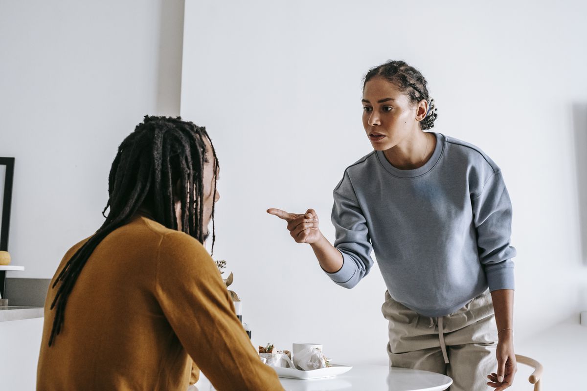 Почему женщины критикуют мужей: причины и способы улучшения отношений