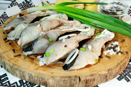 Толстолобик маринованный: простой рецепт для праздничного стола