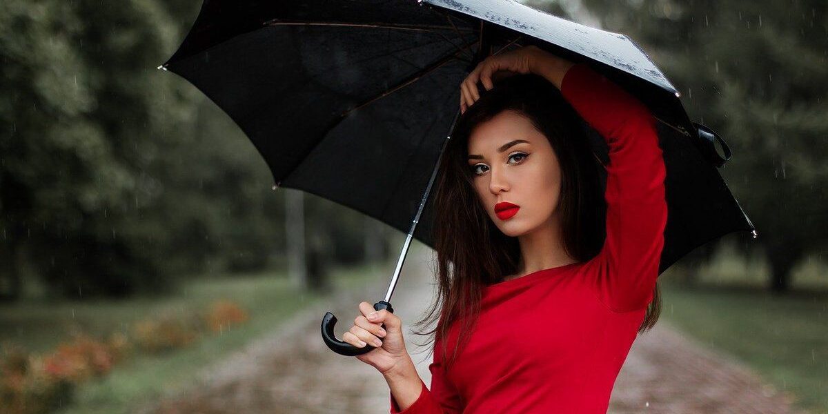 Прически во влажную и ветреную погоду: советы стилистов для идеальной укладки