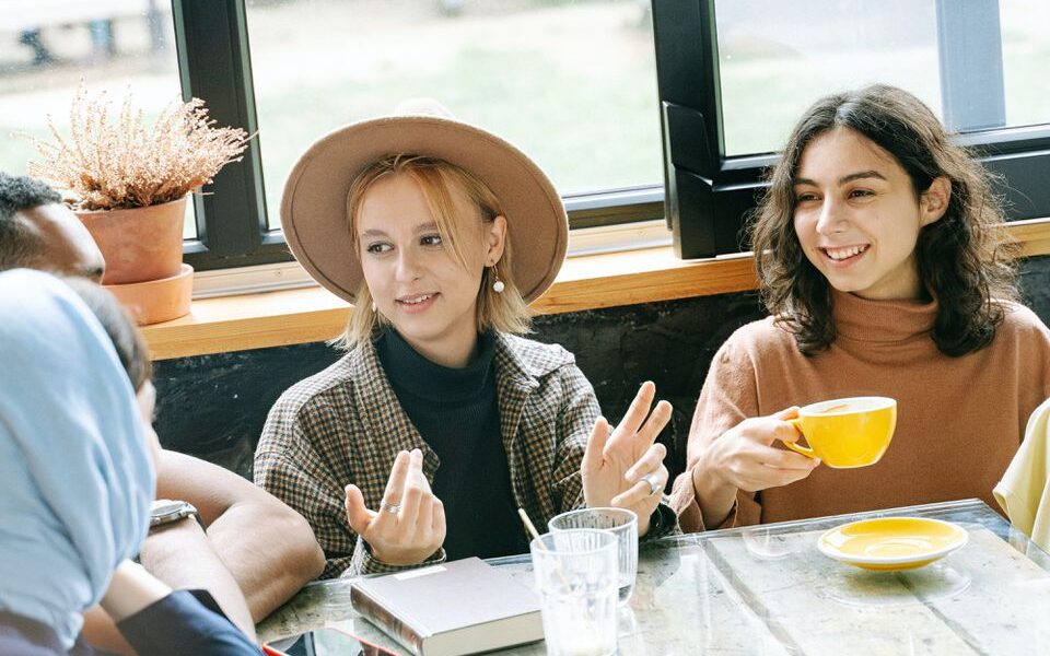 Как реагировать на обидные шутки: психологические советы для сохранения спокойствия