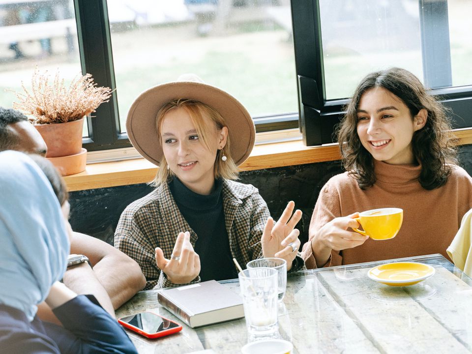 Как реагировать на обидные шутки: психологические советы для сохранения спокойствия