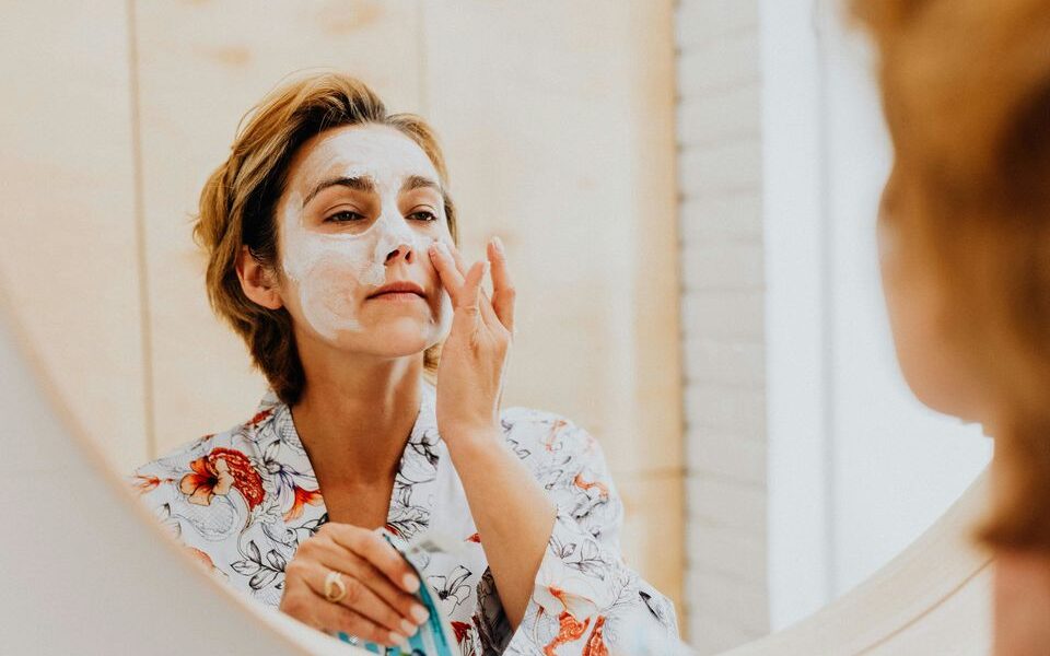 Уход за кожей лица осенью: лучшие средства и советы для женщин