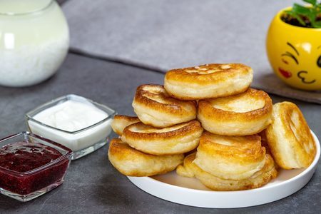 Пышные оладьи на простокваше: простой рецепт для завтрака