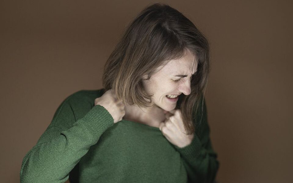 Как избежать обесценивания в отношениях: 2 ключевых аспекта женской психологии