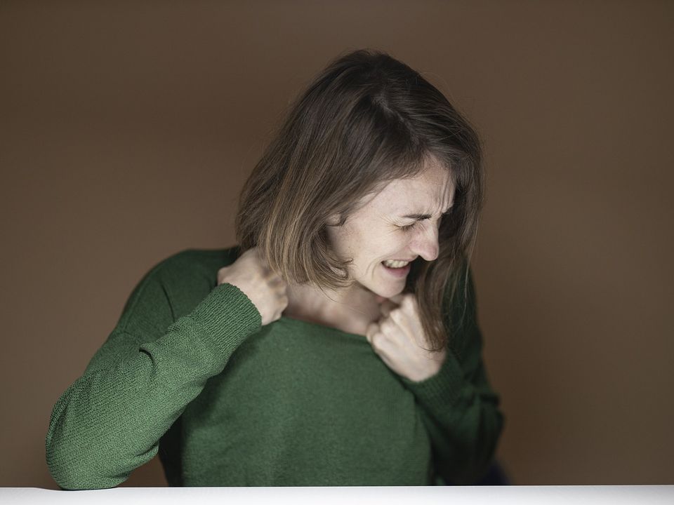 Как избежать обесценивания в отношениях: 2 ключевых аспекта женской психологии